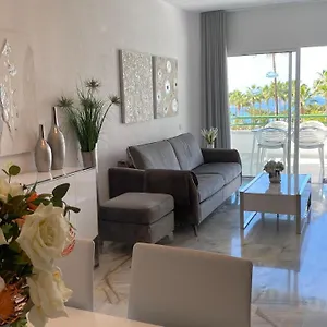 https://de-luxe-beach-apartment-3-rooms.adeje-hotels.com